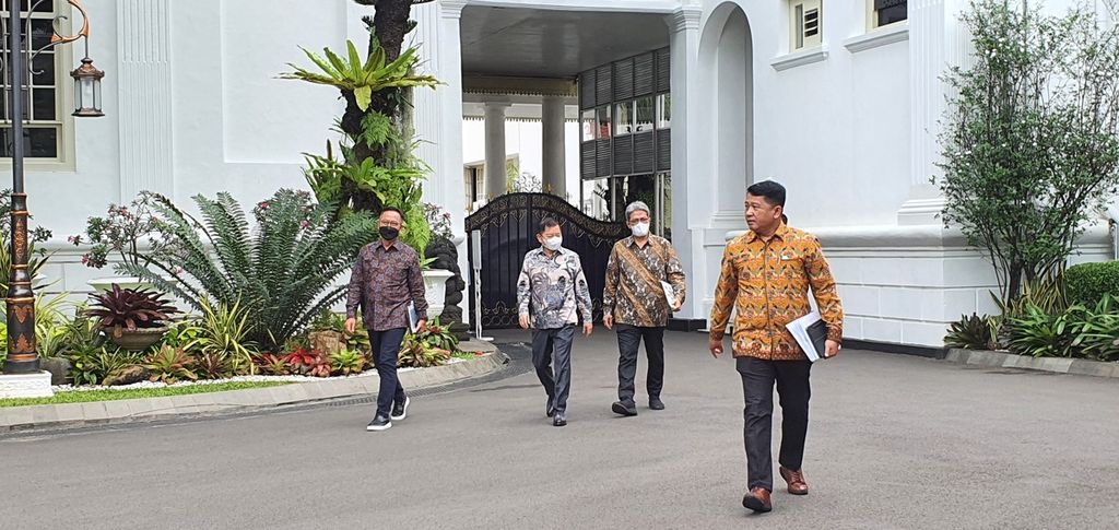 Kepala Otorita IKN Bambang Susantono (kiri), Menteri Perencanaan Pembangunan Nasional Suharso Monoarfa (kedua dari kiri), dan Wakil Kepala Otorita IKN Dhony Rahajoe (kedua dari kanan) berjalan di Kompleks Istana Kepresidenan seusai mengikuti rapat tertutup di Istana Merdeka, Selasa (3/1/2022).