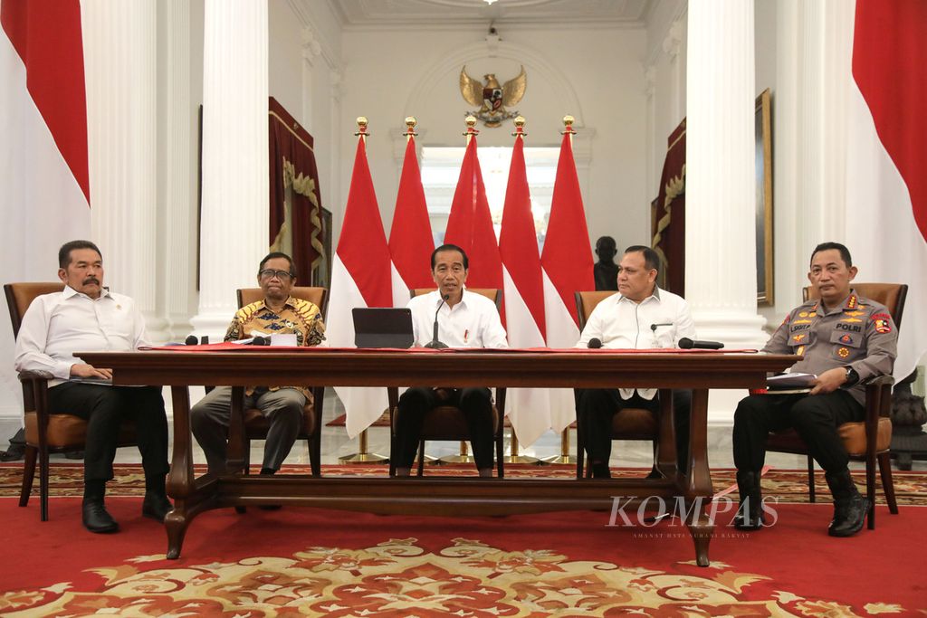 President Joko Widodo (center) accompanied by Attorney General ST Burhanuddin, Coordinating Minister for Political, Legal and Security Affairs Mahfud MD, Chairman of the Corruption Eradication Commission Firli Bahuri, and National Police Chief General Listyo Sigit Prabowo conveyed various matters related to corruption, especially the drop in the corruption perception index at the Merdeka Palace, Jakarta, Tuesday (7/2 /2023).