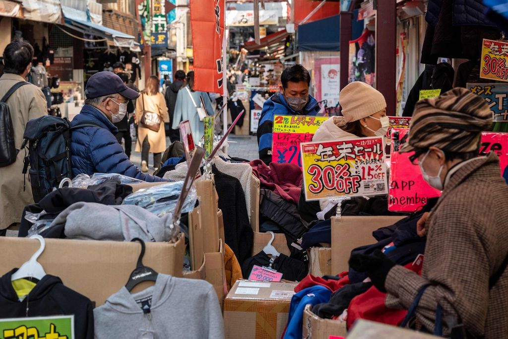 Warga Tokyo, Jepang berbelanja di kawasan Ueno pada Desember 2022.  Sebagian besar warga Jepang terbiasa bekerja dalam waktu panjang di satu tempat kerja. 