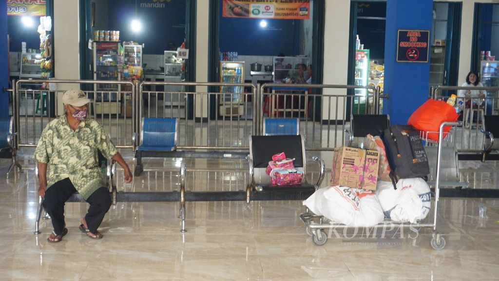 Seorang penumpang menunggu keberangkatan busnya di Terminal Tirtonadi, Kota Surakarta, Jawa Tengah, Selasa (11/1/2022). Terminal itu jauh lebih nyaman setelah direvitalisasi. Bahkan, sekarang terdapat fasilitas tambahan berupa <i>convention hall</i>, <i>sport hall</i>, hingga <i>food court</i>.