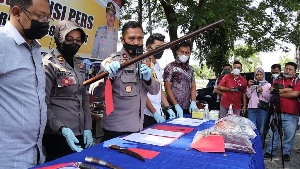 Wakil Kepala Kepolisian Resor Lombok Tengah Komisaris Ketut Tamiana (dua dari kiri) bersama timnya memperlihatkan barang bukti dalam kasus dugaan pembunuhan begal sekaligus pembegalan di Lombok Tengah, Selasa (12/4/2022).