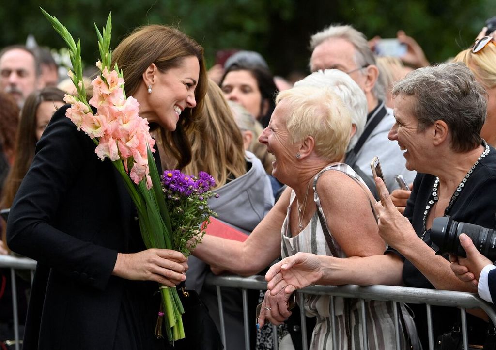 Putri Kate menerima karangan bunga dari warga yang menunggunya di Norwich Gate, The Sandringham Estate, Sandringham, Inggris, pada 15 September 2022. 