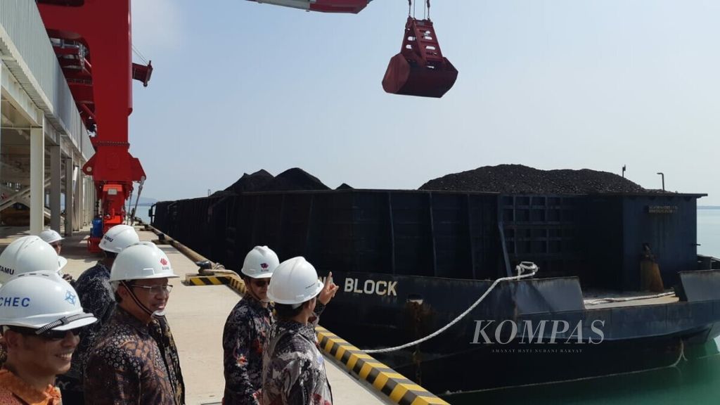 Peresmian terminal batubara PLTU Jawa 7, Jumat (5/7/2019), di Serang, Banten. Unit pertama PLTU berkapasitas 2 x 1.000 MW tersebut ditargetkan beroperasi Oktober tahun ini.