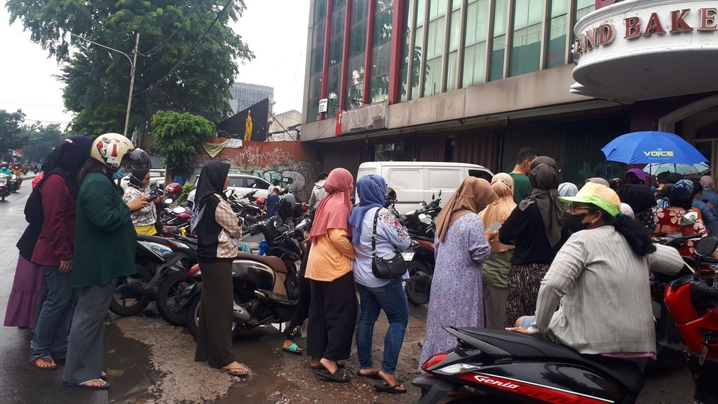 Antrean warga di luar toko kue Holland Bakery di Jalan Kebayoran Lama, Kebon Jeruk, Jakarta Barat, Sabtu (28/1/2023).
