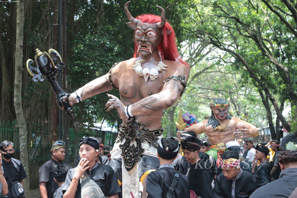 Suasana pawai ogoh-ogoh di Kota Malang, Jawa Timur, Selasa (21/03/2023). 