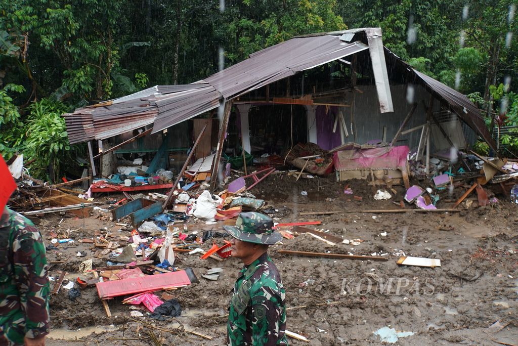 Kondisi rumah yang terdampak tanah longsor, Selasa (31/1/2023), di Kairagi Weru, Paal Dua, Manado, Sulawesi Utara. Banjir dan tanah longsor yang melanda Manado pada Jumat (27/1/2023) menewaskan lima orang dan menyebabkan sedikitnya 1.674 warga mengungsi.