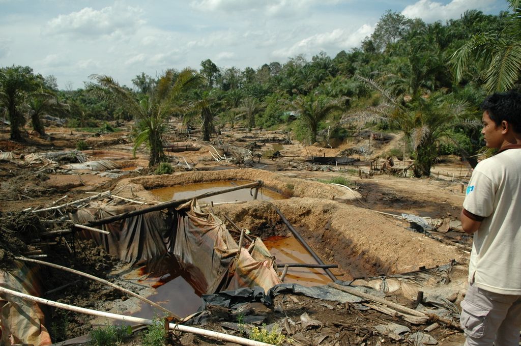 Potret kerusakan lingkungan akibat masifnya tambang minyak ilegal Taman Hutan Raya Sultan Thaha Syaifuddin alias Tahura Senami di Bajubang, Batanghari, Jambi, Senin (5/4/2021).