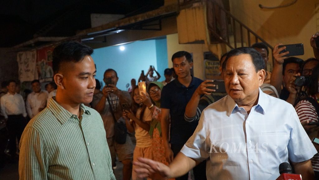 The Chairman of the Gerindra Party, Prabowo Subianto, along with the Mayor of Surakarta, Gibran Rakabuming Raka, were seen at Angkringan Omah Semar in Surakarta, Central Java on Saturday (20/5/2023). On this occasion, Prabowo was supported by a group of volunteer supporters of Gibran and Jokowi.