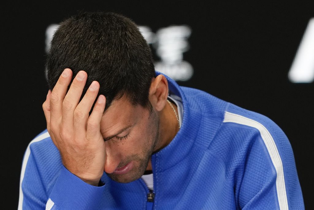 Reaksi petenis Serbia Novak Djokovic dalam konferensi pers setelah dikalahkan Jannik Sinner (Italia) dalam pertandingan semifinal tunggal putra Australia Terbuka di Rod Laver Arena, Melbourne, Australia, Jumat (26/1/2024).