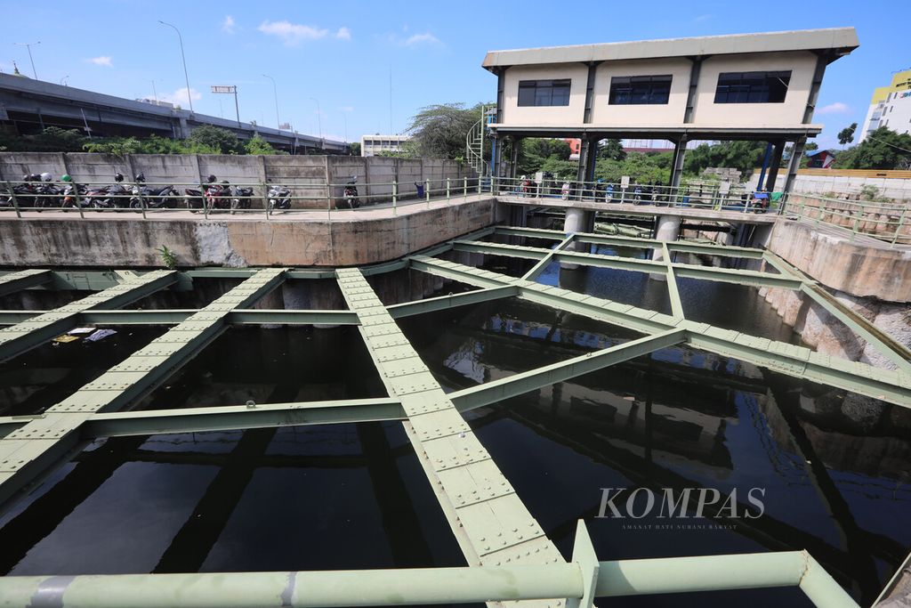 Lokasi pintu keluar air sodetan Ciliwung di Kali Cipinang, Jakarta Timur, Selasa (14/1/2020). Sodetan Ciliwung dibangun untuk mengalirkan air dari Sungai Ciliwung ke Kanal Banjir Timur yang diharapkan menjadi salah satu solusi mengatasi banjir. 