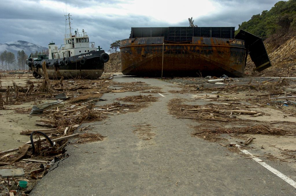 Dua kapal ponton berisi batu bara dan kapal tunda masih menghadang jalan raya lintas pantai barat Nanggroe Aceh Darussalam di kawasan Kecamatan Lhoknga, Aceh Besar, Senin (10/01/2005).