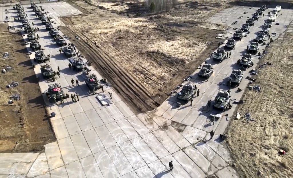 Kendaraan-kendaraan militer Rusia disiagakan dalam latihan militer di Crimea, 22 April 2021. 
