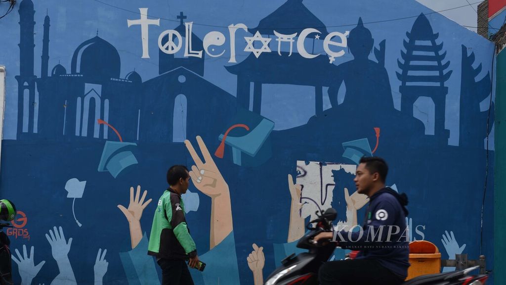 Mural menjadi salah satu media bagi masyarakat untuk menyerukan toleransi dalam kehidupan beragama. Hal itu salah satunya ditemui di Jalan Ciledug Raya, Petukangan, Jakarta Selatan, Jumat (3/4/2020). Mural itu menggambarkan ragam tempat beribadah umat beragama berpadu dengan tulisan <i>tolerance</i>.