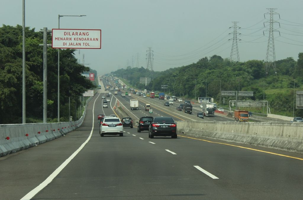 Suasana lalu lintas di Kilometer 47 Tol Jakarta-Cikampek, Minggu (24/4/2022). Kepolisian berencana menggelar uji coba rekayasa lalu lintas pembatasan pelat nomor kendaraan ganjil genap, lawan arus (<i>contra flow</i>), dan satu arah (<i>one way</i>) di Km 47 sampai Km 70, Senin (25/4/2022). Namun, hingga Minggu pukul 13.15, belum ada informasi mengenai penerapan rekayasa lalu lintas yang dipasang di jalur tersebut.