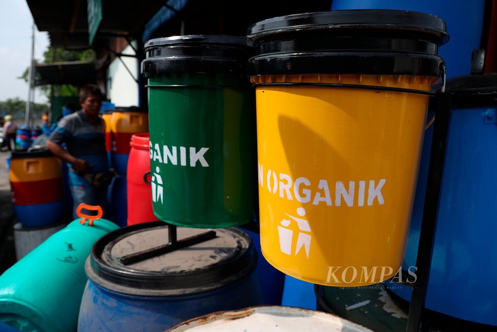 Produk daur ulang yang telah diolah dan dijual kembali di Jalan Barito, Kota Semarang, Jawa Tengah, Senin (16/1/2023).