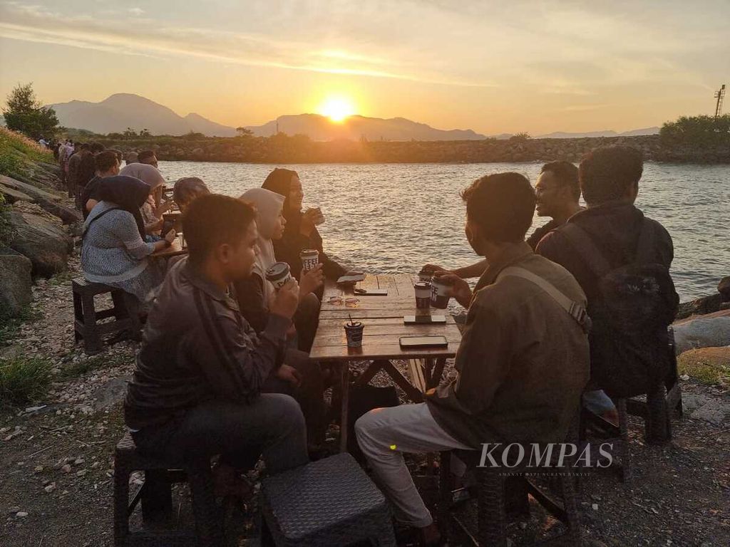 Warga menikmati kopi di tepi Pantai Ulee Lheue, Kecamatan Meuraxa, Kota Banda Aceh, Provinsi Aceh, Selasa (21/2/2023). Budaya <i>ngopi </i>telah mendorong para pebisnis untuk membuat konsep warung/kafe lebih kekinian.