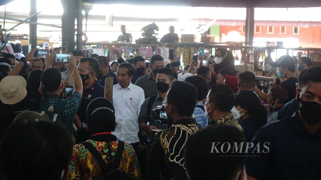 Presiden Joko Widodo mengunjungi Pasar Pasir Gintung, Bandar Lampung, pada Sabtu (3/9/2022). Seusai pembagian BLT BBM di Lampung, Presiden mengumumkan kenaikan harga BBM. 