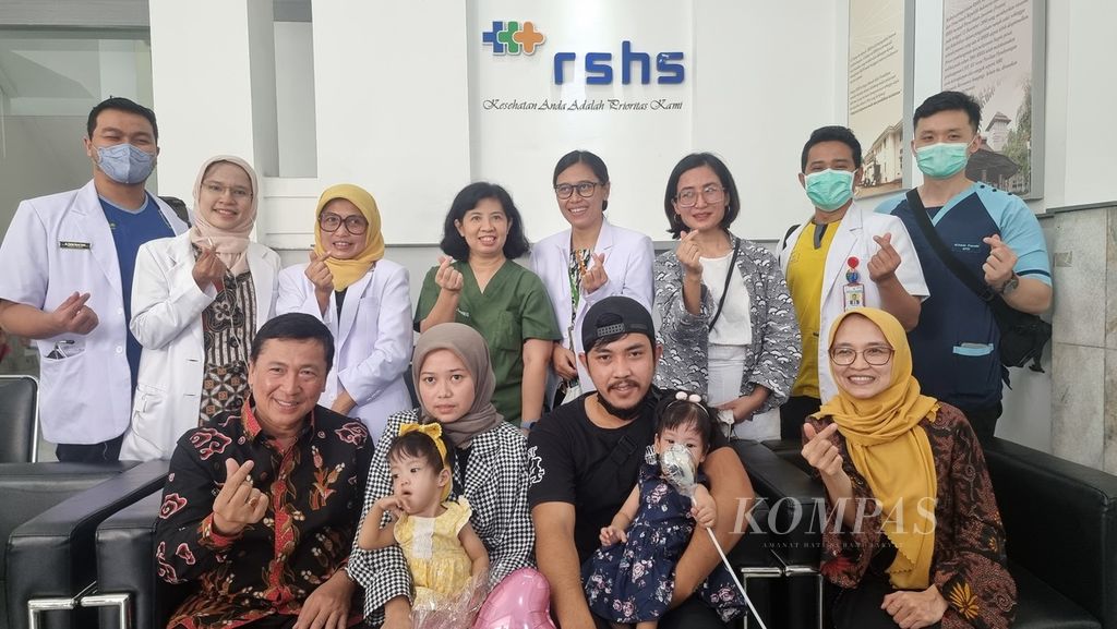Bayi kembar siam Ayesha dan Aleeya yang berhasil dipisahkan berfoto bersama kedua orangtua dengan tim dokter operasi pemisahan bayi kembar siam di Rumah Sakit Umum Pusat Hasan Sadikin, Kota Bandung, Jawa Barat, Jumat (13/1/2023).