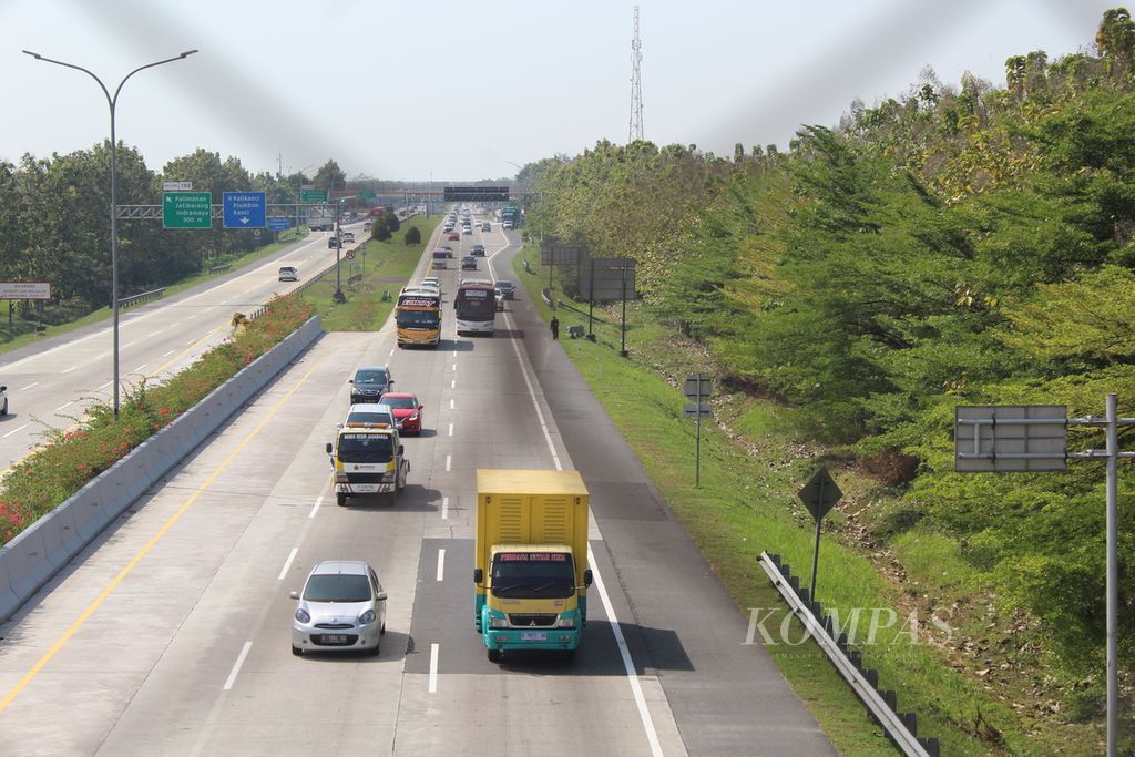 Kendaraan bersiap memasuki Gerbang Tol Palimanan, Kabupaten Cirebon, Jawa Barat, Minggu (2/7/2023) siang.