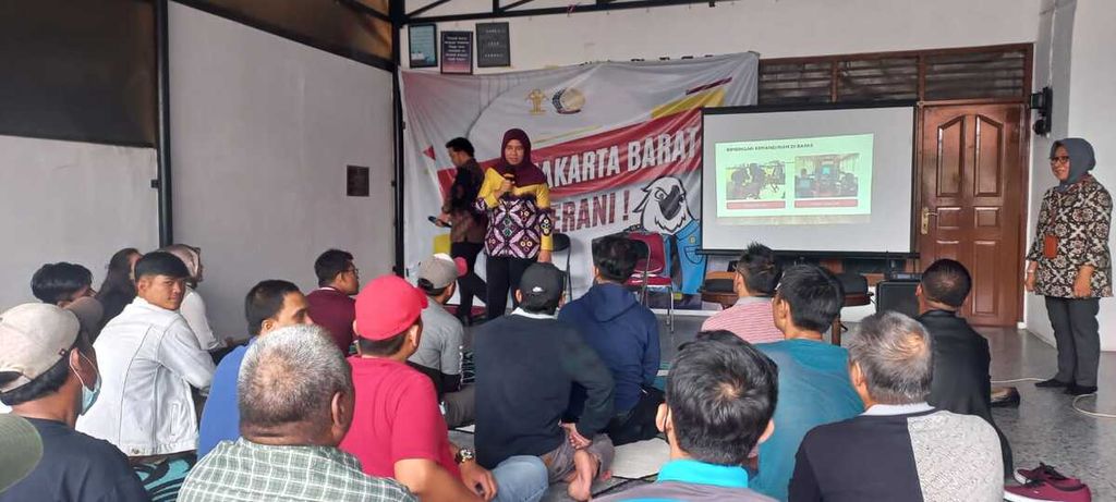 Kepala Balai Pemasyarakatan Kelas 1 Jakarta Barat Sri Susilarti tengah memberi pengarahan terhadap lebih dari 20 narapidana yang memperoleh pembebasan bersyarat, cuti menjelang bebas, cuti bersyarat, dan tengah menjalani asimilasi, Kamis (7/9/2023).