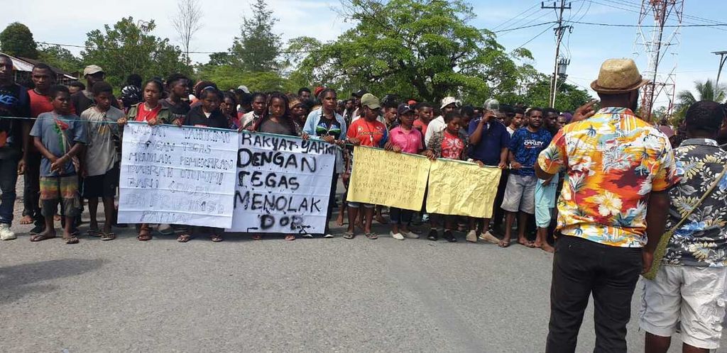 Aksi unjuk rasa penolakan pemekaran wilayah Papua oleh masyarakat di Distrik Deikai, Kabupaten Yahukimo, Papua, Selasa (15/3/2022).