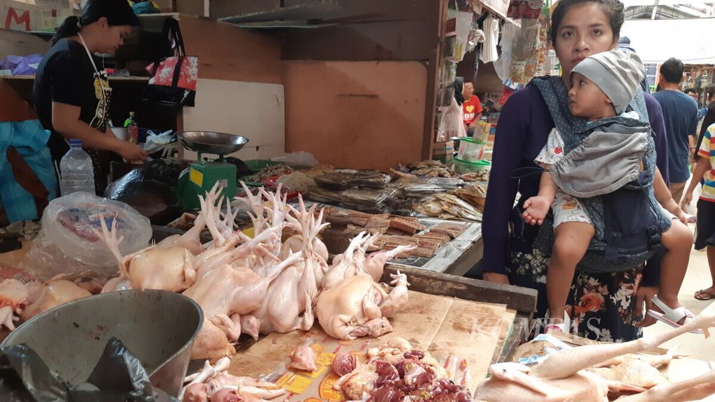 Harga daging ayam ras di Kota Palangkaraya, Kalimantan Tengah, sejak sebelum Lebaran 2019 masih tinggi. Di Pasar Kahayan pada Kamis (6/6/2019) harga daging ayam ras mencapai Rp 45.000 per kilogram.