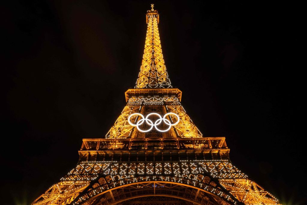 Cincin Olimpiade terpasang di Menara Eiffel, Paris, Perancis, 26 Juni 2024, untuk menyambut Olimpiade 2024 yang akan dimulai pada 26 Juli mendatang. 