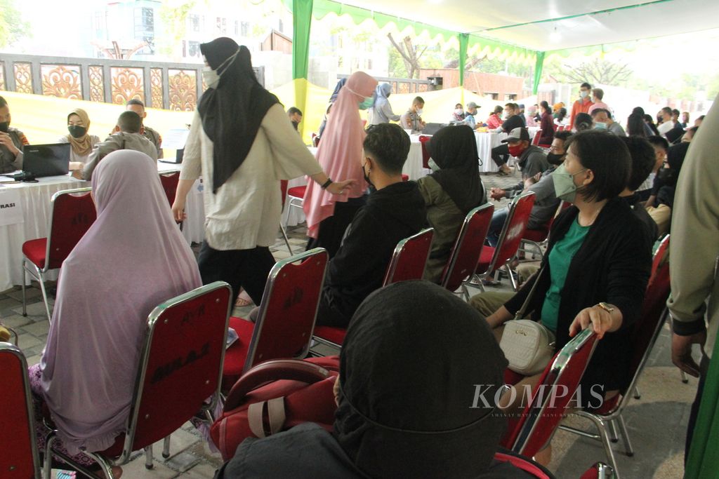 Warga mengikuti vaksinasi massal di halaman Kantor Gubernur Kalimantan Barat, Pontianak, Sabtu (9/4/2022).