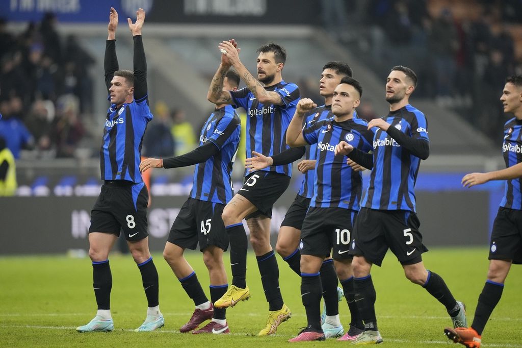Para pemain Inter Milan merayakan kemenangan mereka atas Hellas Verona pada laga Liga italia di Stadion San Siro, Milan, Italia, Minggu (15/1/2023). Inter menang 1-0 pada laga itu. 