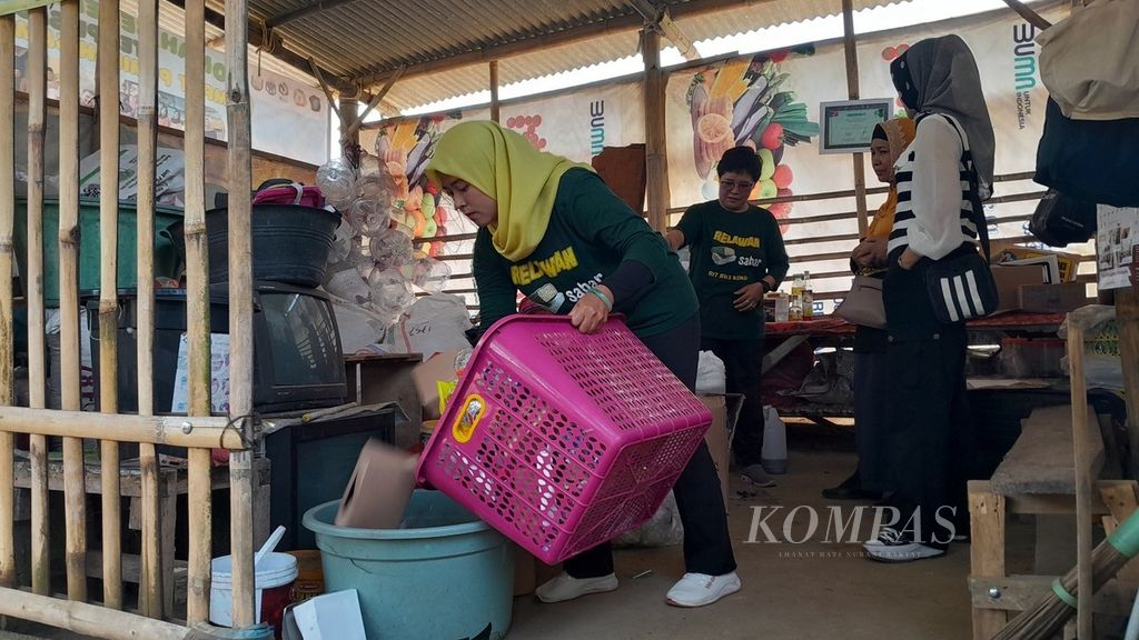 Aktivitas warga di Tempat Pemilah Sampah Barokah atau Tempe Sabar di wilayah RT 007 RW 003 Kelurahan/Kecamatan Kedungkandang, Kota Malang, Jawa Timur, Minggu (13/8/2023).