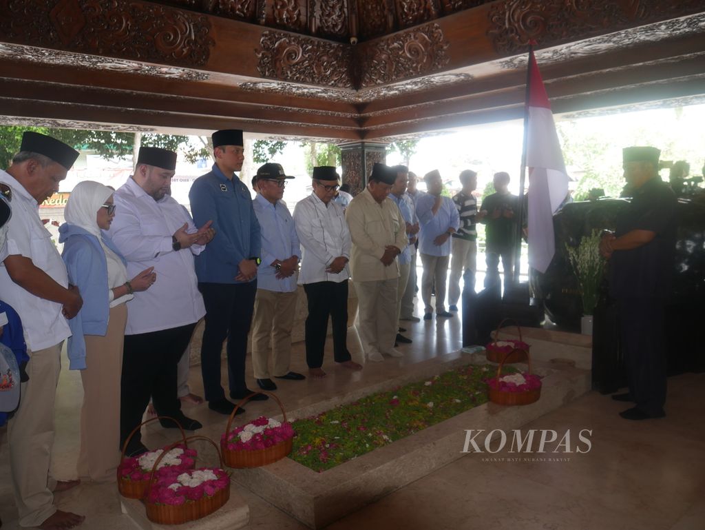 Calon presiden nomor urut 2, Prabowo Subianto (kelima dari kanan), berdoa di depan nisan Presiden Pertama RI Soekarno di Blitar, Jawa Timur, Minggu (17/12/2023). 