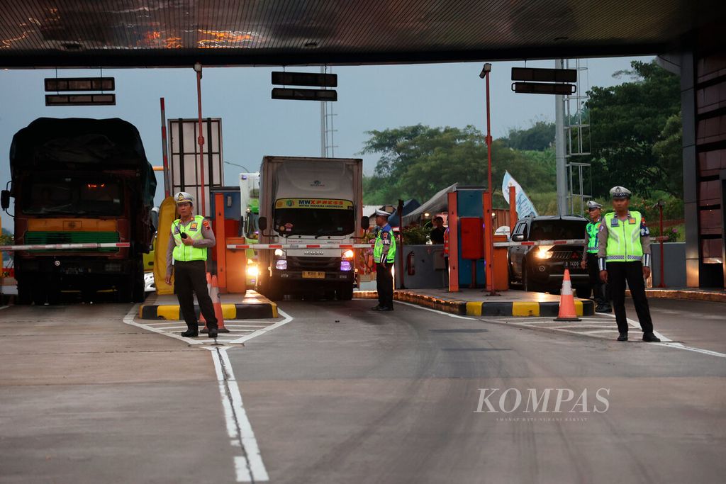Police are stationed in front of the payment counter during the visit of the National Police Chief General (Pol) Listyo Sigit Prabowo and the Commander of the Indonesian Armed Forces General Agus Subiyanto at Kalikangkung Toll Gate, Semarang City, Central Java on Wednesday (3/4/2024).