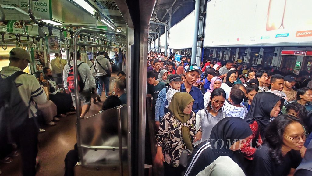 Suasana kepadatan penumpang di peron KRL di Stasiun Bogor, Kota Bogor, Jawa Barat, di hari kedua libur Lebaran, Kamis (11/4/2024). Moda KRL menjadi pilihan warga sebagai sarana transportasi umum untuk bersilaturahmi ataupun berwisata di hari libur Lebaran 2024 ini.  