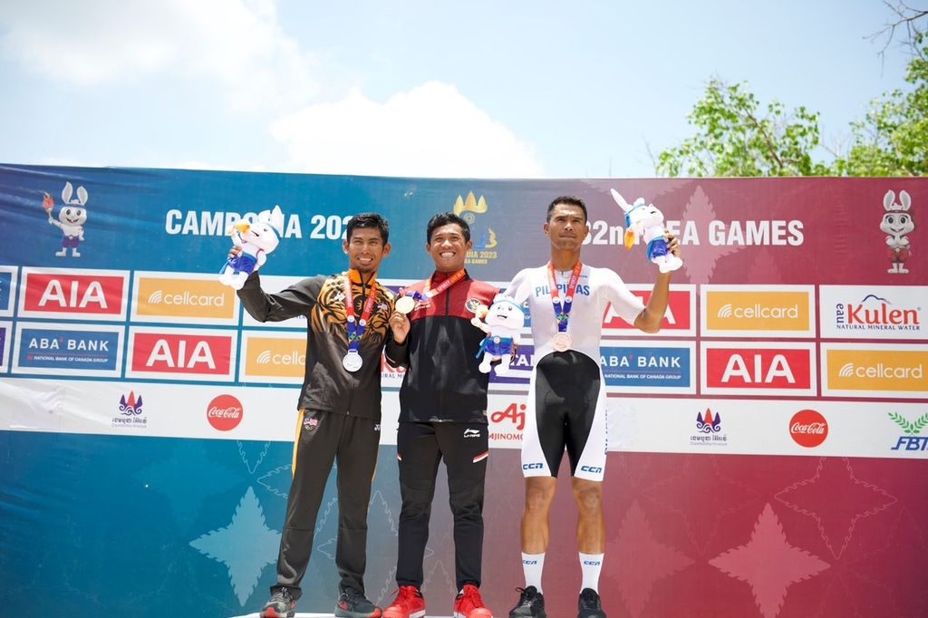 Pebalap sepeda Malaysia Nur Amirull Fakhruddin Mazuki, Terry Yudha Kusuma (Indonesia), dan Ronald Nozuelo Oranza (Filipina) usai penyerahan medali SEA Games Kamboja 2023 pada disiplin road race nomor kriterium putra di Siem Reap, Kamboja Kamis (11/5/2023). Terry meraih medali emas setelah bersaing ketat dengan Amirull yang meraih perak.