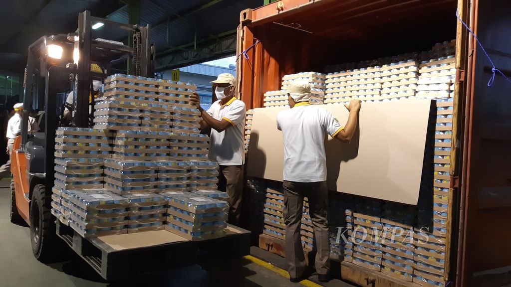 Karyawan PT Great Giant Pineapple, Lampung Tengah, Lampung, menyusun nanas irisan yang akan diekspor, Selasa (17/12/2019).