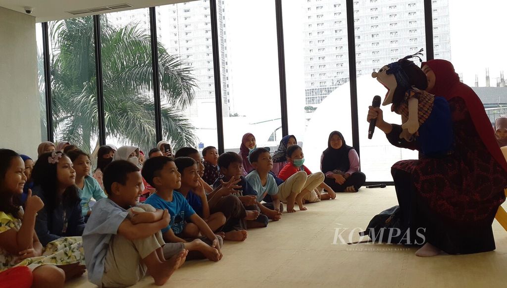 Puluhan anak mendengarkan cerita dalam perayaan Hari Anak Nasional 2023 di Perpustakaan Jakarta, Sabtu (22/7/2023). Dalam kegiatan yang digagas komunitas Fun Garden of Literacy tersebut, anak-anak antusias membaca buku, mendengarkan dongeng, dan membuat boneka tangan atau puppet.