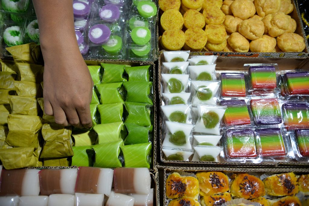 Salah seorang pedagang merapikan kue yang akan dijualnya di Pasar Kue Subuh Senen Blok 5, Jakarta Pusat, Rabu (18/1/2023). Para pedagang di Pasar Kue Subuh Senen Blok 5 akan direlokasi menuju Pasar Senen Jaya di area lantai satu dan <i>basement </i>pada 10 Februari 2023. 