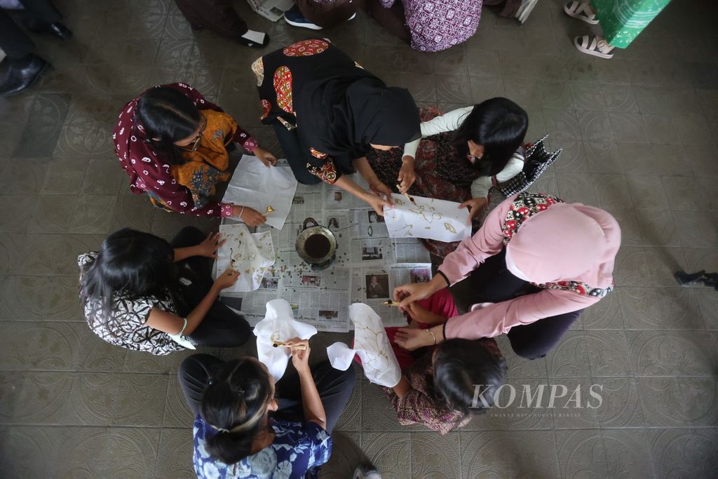 Murid SD mengikuti pelatihan membatik dalam acara peringatan Hari Batik Nasional di Balai Pelestarian Nilai Budaya DI Yogyakarta, Mergangsan, Yogyakarta, Senin (2/9/2023). 