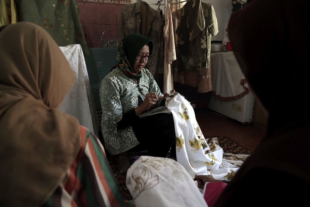 Ibu-ibu dan remaja putri membatik dengan pewarna alami di kampung Cibuluh, Bogor, Jawa Barat, Selasa (27/8/2019). Membatik menjadi alat pemberdayaan perempuan di kampung batikini untuk mengembangkan potensi masyarakat. 