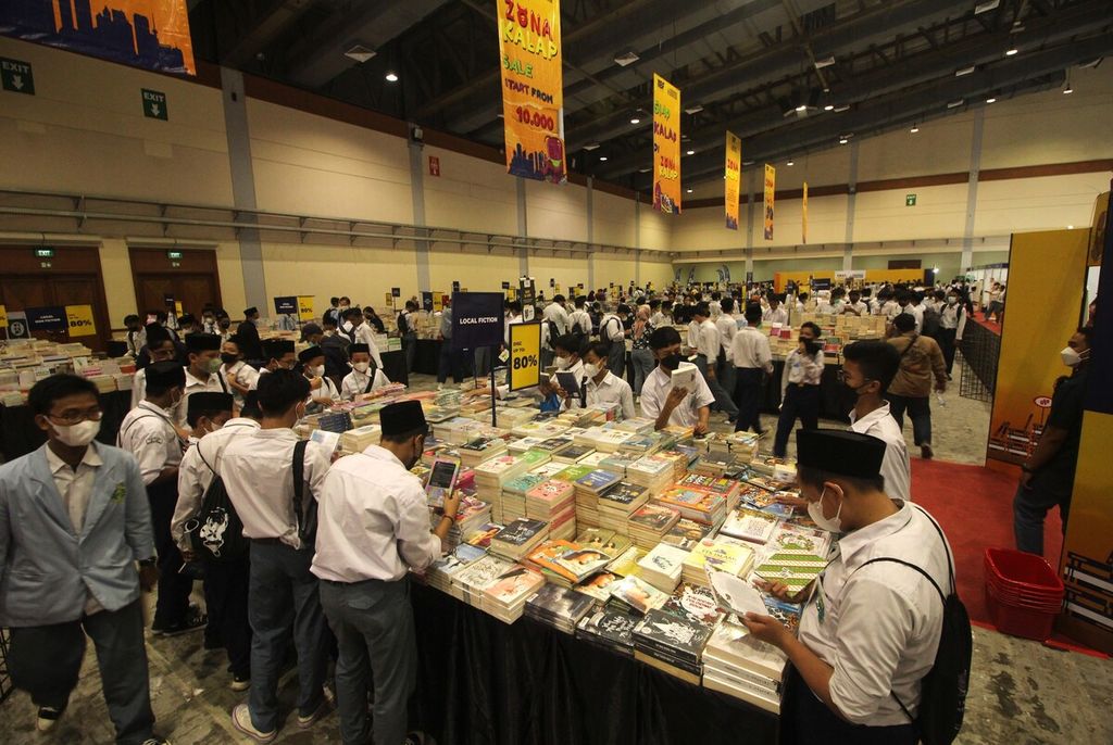 Sejumlah pelajar menghadiri Indonesia International Book Fair (IIBF) 2022 di Jakarta Convention Center, DKI Jakarta, Kamis (10/11/2022).