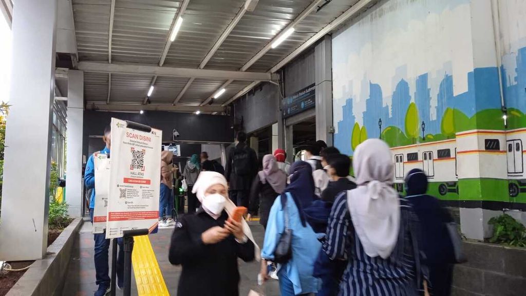 Pengguna KRL langsung masuk menuju Stasiun Sudirman tanpa memindai kode QR aplikasi Peduli Lindungi pada Rabu (16/11/2022).