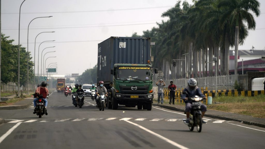 Ilustrasi. Suasana lalu lintas di Kawasan Industri MM2100 di Cikarang Barat, Kabupaten Bekasi, Jawa Barat, Minggu (6/9/2020). 