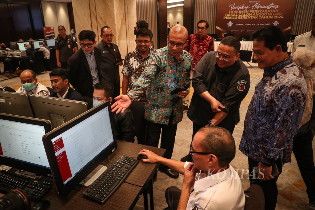 Ketua Komisi Pemilihan Umum Hasyim Asy’ari (kiri) mendampingi Ketua Badan Pengawas Pemilu Rahmat Bagja (tengah) dan Ketua Dewan Kehormatan Penyelenggara Pemilu Heddy Lugito (kanan) meninjau proses verifikasi administrasi bakal calon anggota DPR di Hotel Gran Melia, Jakarta, Senin (29/5/2023).