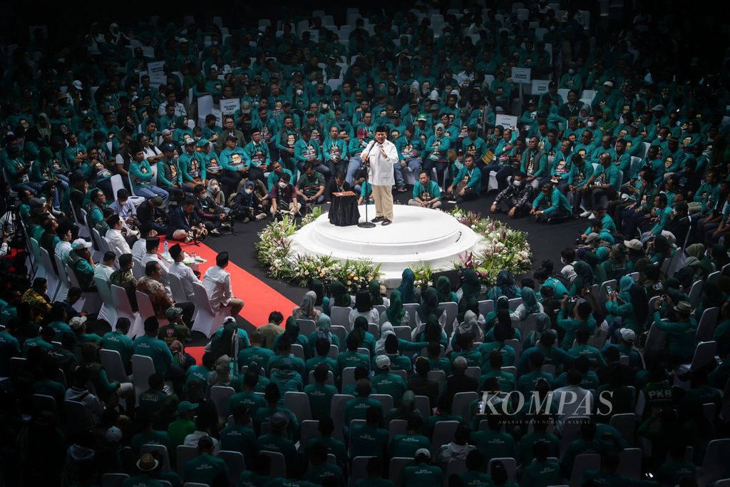 Ketua Umum Partai Gerindra Prabowo Subianto menyampaikan pidato politiknya dalam PKB "Road to Election 2024" yang digelar di Tennis Indoor, Gelora Bung Karno, Jakarta, Minggu (30/10/2022). 