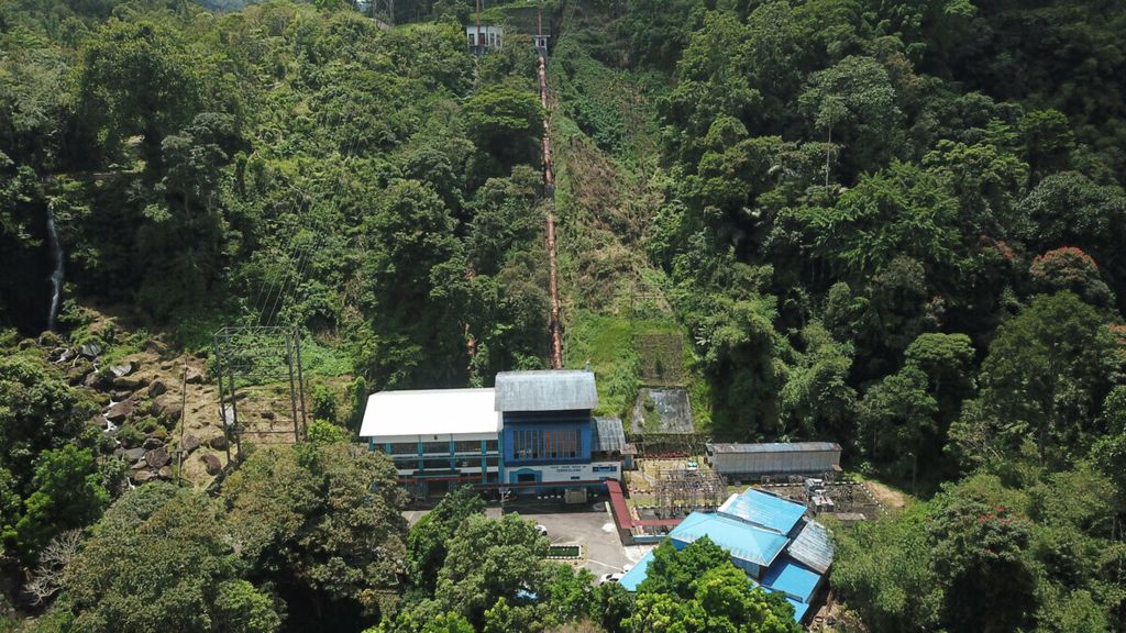 Pembangkit Listrik Tenaga Air Tonsealama yang berada di antara lebatnya kawasan hutan di Desa Tonsealama, Kecamatan Tondano Utara, Kabupaten Minahasa Utara, Sulawesi Utara, Selasa (28/9/2021). 