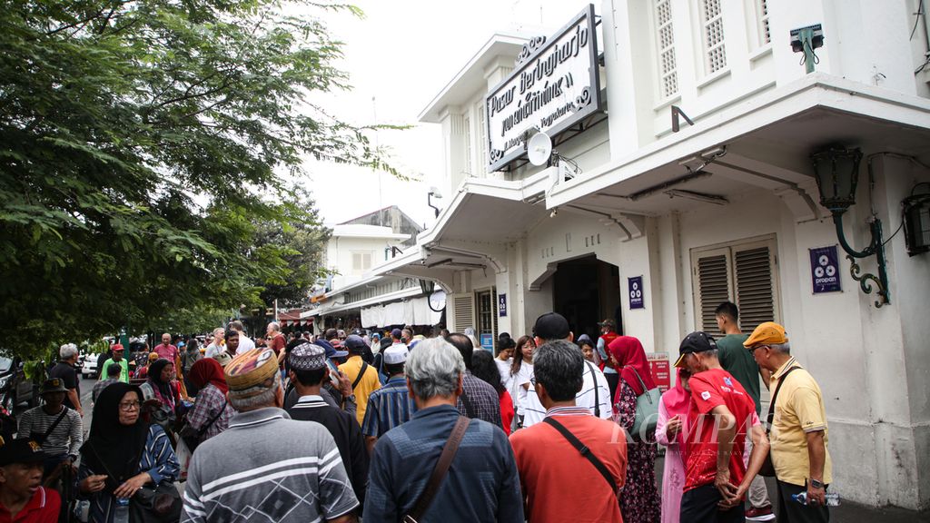 Suasana di depan pasar Beringharjo Yogyakarta, yang rramai oleh pengunjung, Sabtu (15/7/2023). Pasar tersebut menjadi salah satu destinasi wisata bagi wisatawan yang berburu pakaian batik.