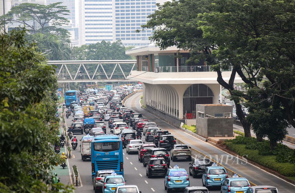 Kemacetan kendaraan di Jalan Jenderal Sudirman, Jakarta, saat jam istirahat siang, Selasa (21/11/2023).