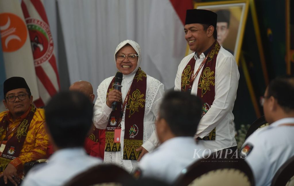 Pasangan calon gubernur dan wakil gubernur Tri Rismaharini dan Zahrul Azhar Asumta mendaftarkan diri ke kantor KPU Jawa Timur, Surabaya, Kamis (29/8/2024). Pasangan ini diusung oleh PDI-P dan Hanura. 