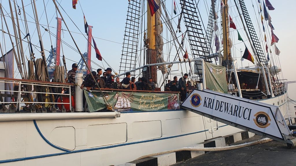 Kapal layar KRI Dewaruci bersandar di dermaga Komando Lintas Laut Militer atau Kolinlamil di Tanjung Priok, Jakarta Utara, Jumat (7/6/2024), sebelum melaksanakan pelayaran Budaya Jalur Rempah 2024.