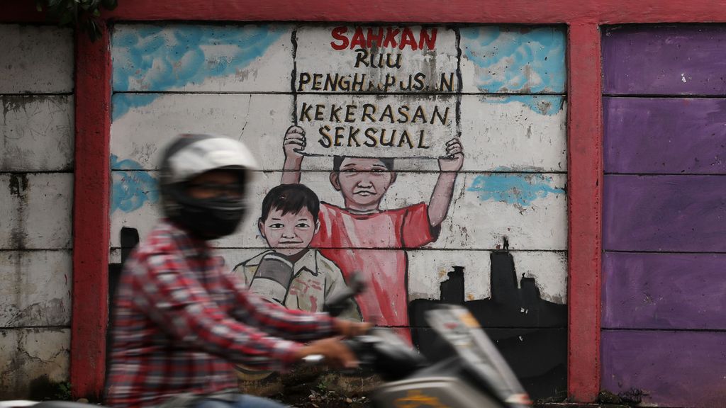 Mural yang menuntut disahkannya RUU Penghapusan Kekerasan Seksual di Jalan Bekasi Timur Raya, Jakarta Utara, Kamis (20/2/2020).